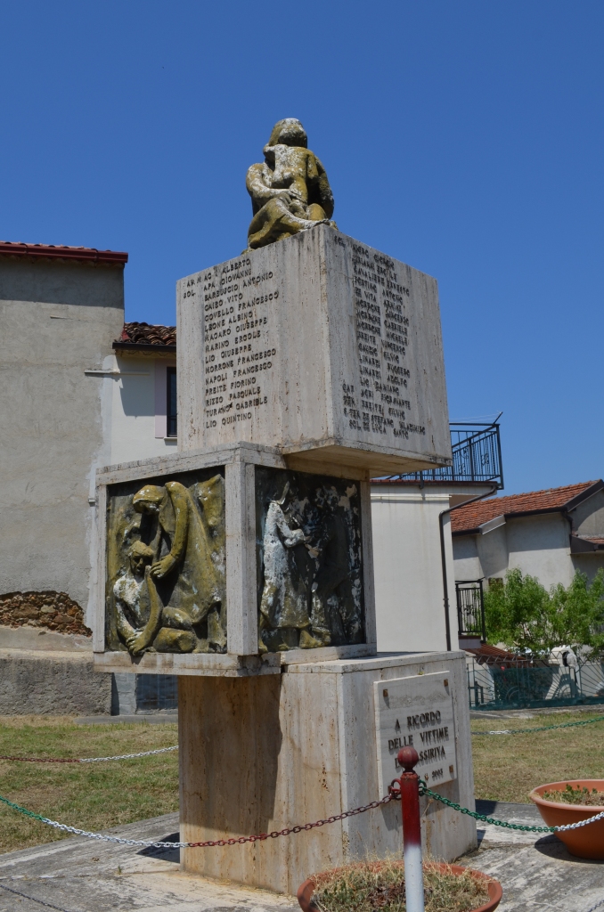 Madre con figlio, il commiato del soldato dalla madre, figura di donna in attesa, scena di guerra, morte del soldato (monumento ai caduti) - ambito Italia meridionale (terzo quarto XX)