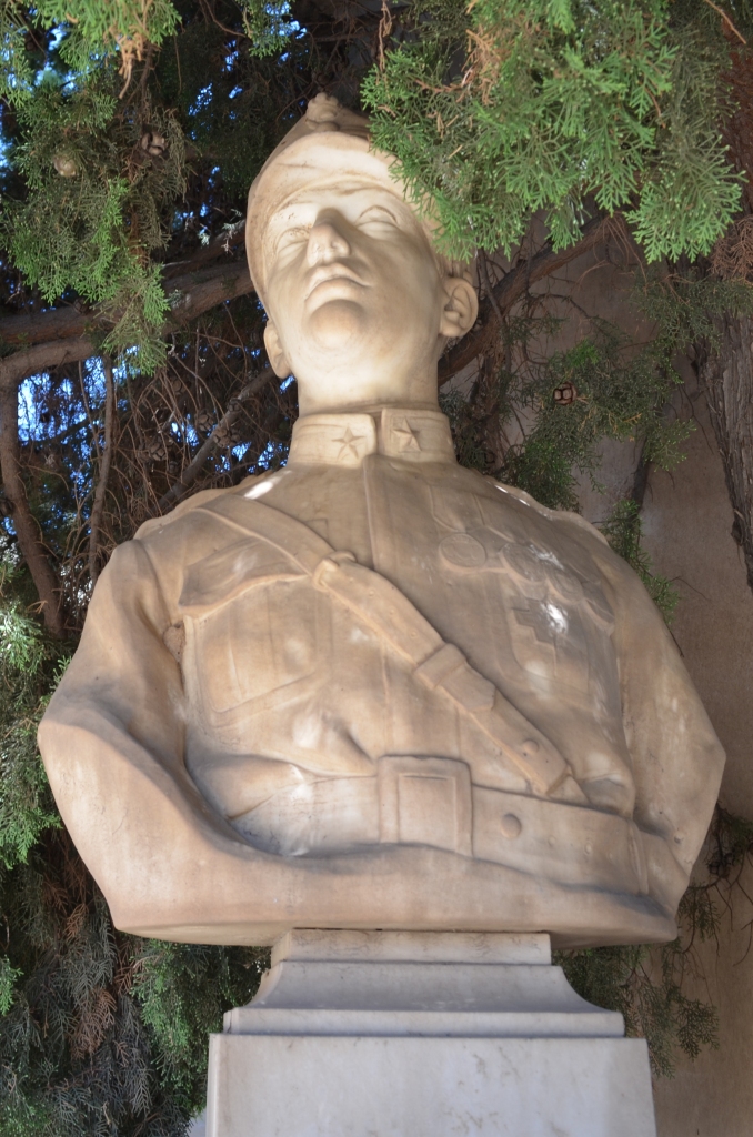 figura di soldato, elementi decorativi con ghirlanda (monumento commemorativo) - ambito Italia centro-meridionale (prima metà XX)