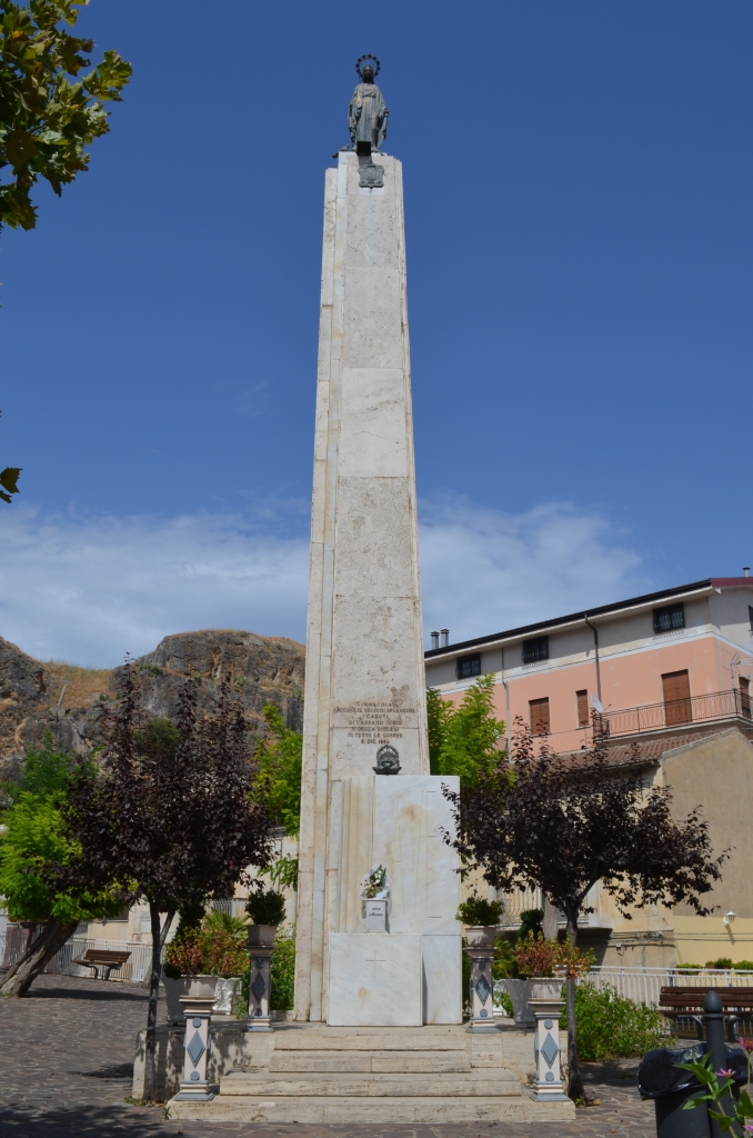 Madonna delle Grazie (monumento ai caduti - a pilo) di Guerrisi Michele (terzo quarto XX)