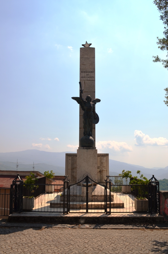 allegoria della Vittoria come donna armata (monumento ai caduti - a stele) di Ciocchetti Giuseppe (attribuito) (terzo quarto XX)