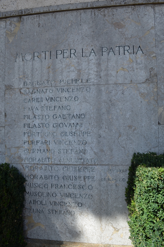 giovane in meditazione (lapide commemorativa ai caduti, coppia) di Piacentini Marcello (secondo quarto XX)