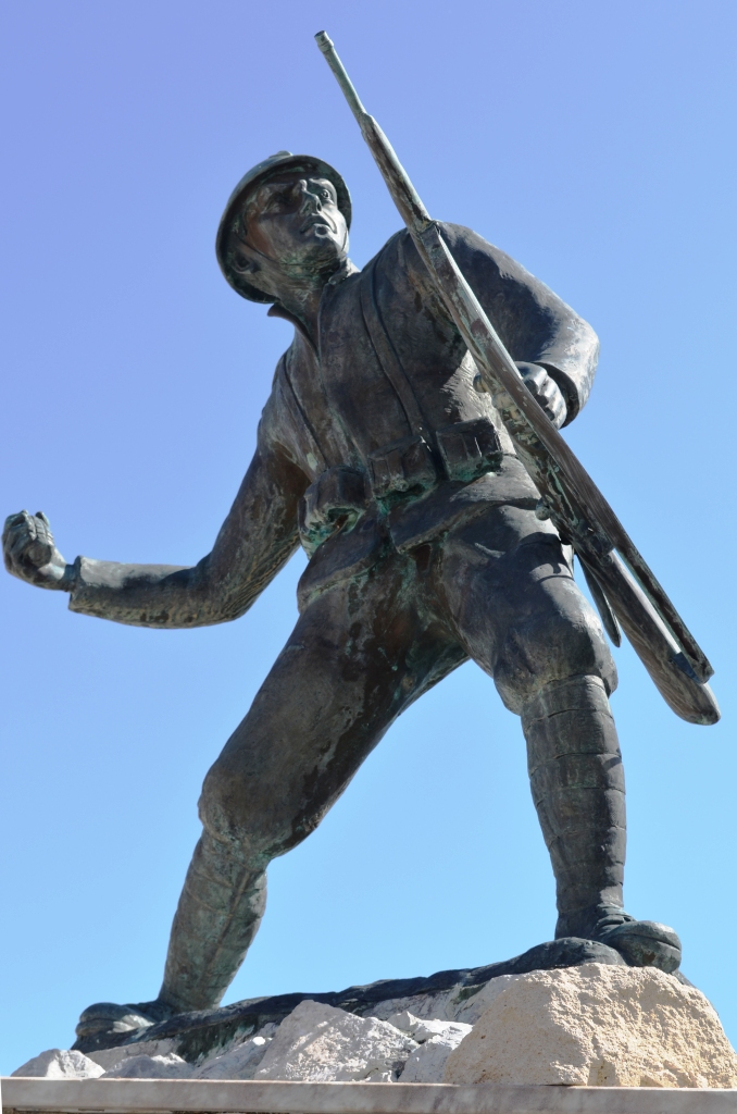 Figura di soldato in combattimento (monumento ai caduti - a cippo) - ambito Italia centro-meridionale (XX)