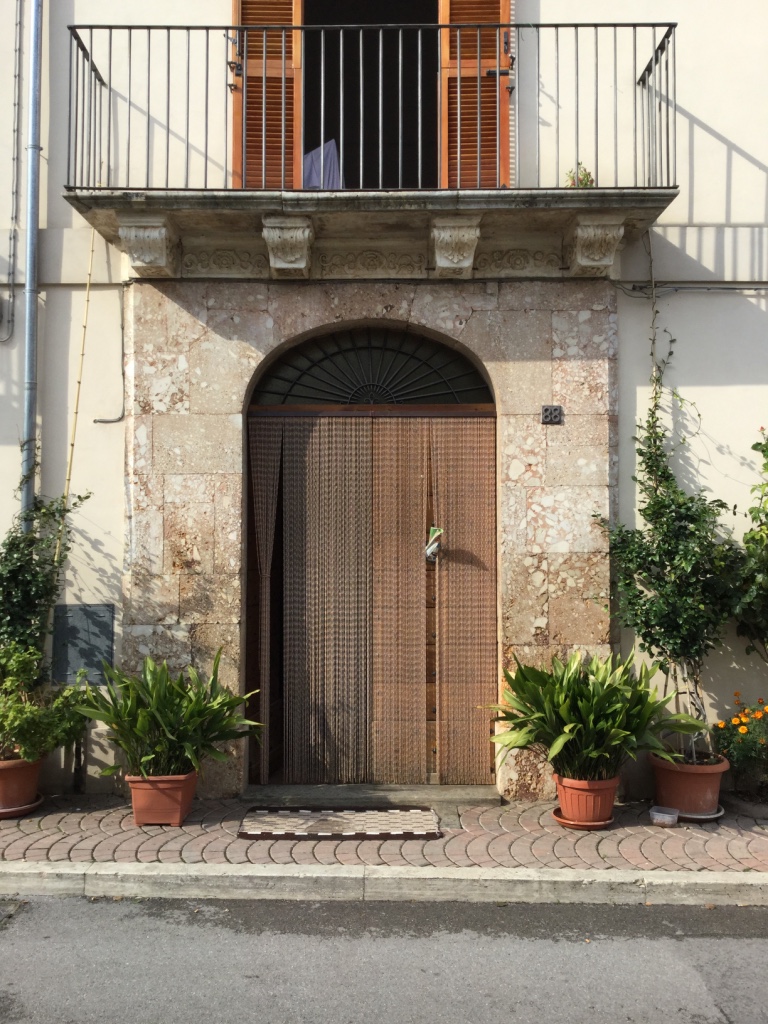 portale architravato - ambito abruzzese (prima metà sec. XX)