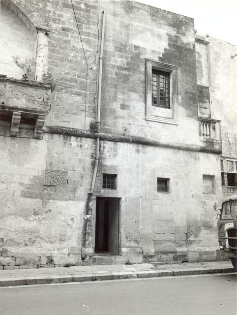 Corpo novecentesco su via V. Emanuele III (castello) - Cavallino (LE) 