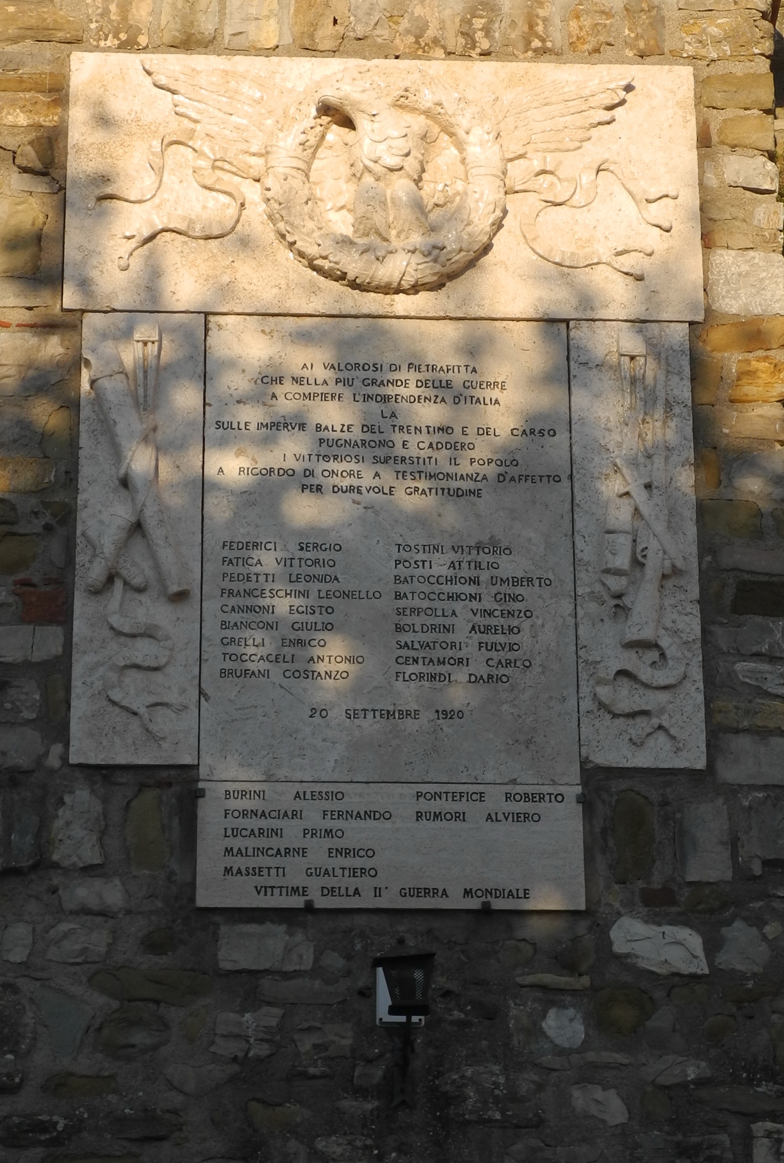 allegoria della Vittoria come aquila (monumento ai caduti - a lapide, opera isolata) - ambito Italia centrale (primo quarto sec. XX)