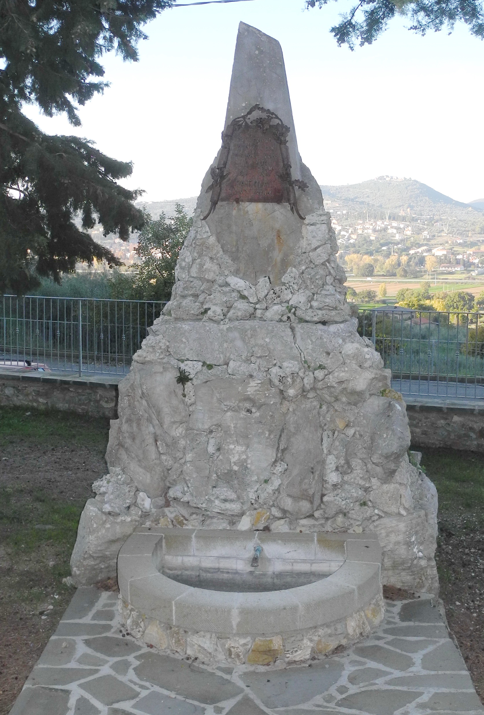 monumento ai caduti - a fontana, opera isolata - ambito Italia centrale (primo quarto sec. XX)