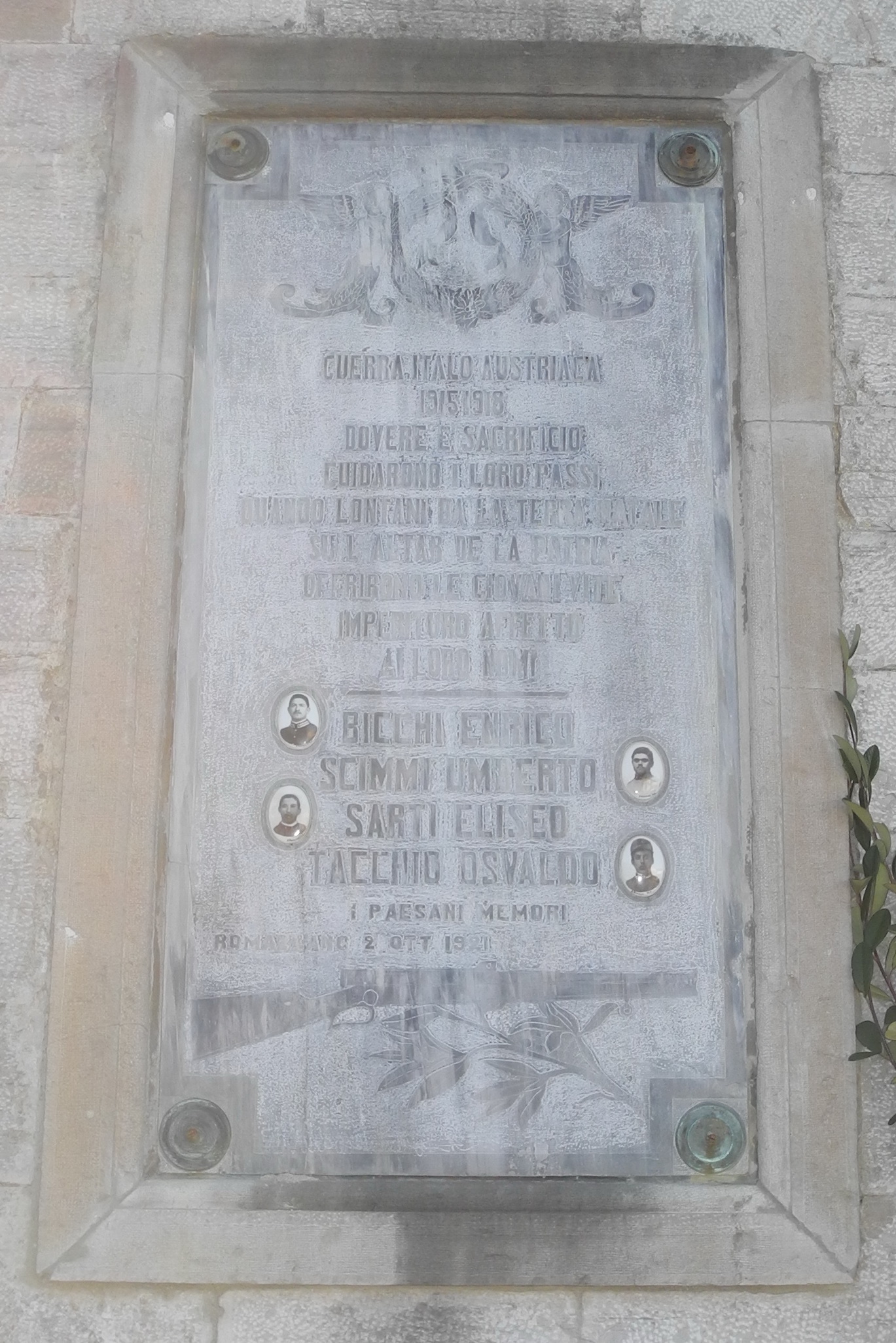 angeli che reggono una corona di quercia e olivo (lapide commemorativa ai caduti, opera isolata) - ambito Italia centrale (primo quarto sec. XX)