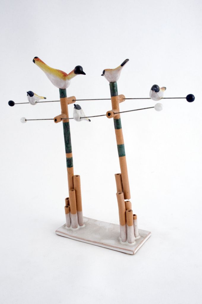 Vecchio traliccio elettrico per il riposo degli uccelli, Uccellini su traliccio stilizzato (fischietto, a fessura interna, strumenti musicali) di Tosin Gianni (ceramista) - laboratorio (1997)