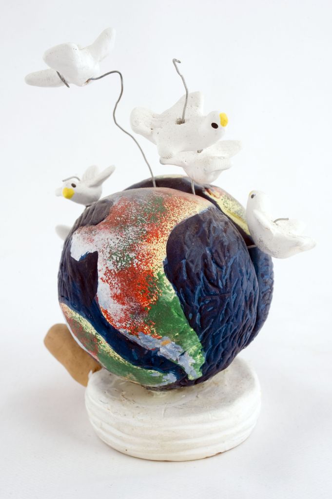 Un mondo di pace, uccellini su planisfero (fischietto, a fessura interna, strumenti musicali) di Ottomano Emenegildo - scuola (1998)