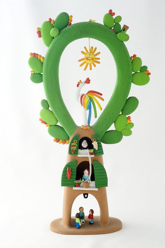 I colori del Sud, struttura con gallo, figure umane, figure vegetali e sole (fischietto, a fessura interna, strumenti musicali) di Capasso Patrizia - laboratorio (1990)