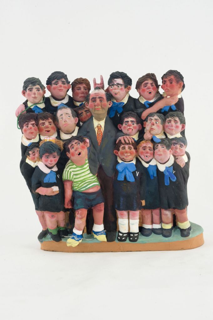 Foto ricordo classe V 1972, insieme di alunni e maestro (fischietto, a fessura interna, strumenti musicali) di Moccia Vito (artista ceramista) - laboratorio (2005)