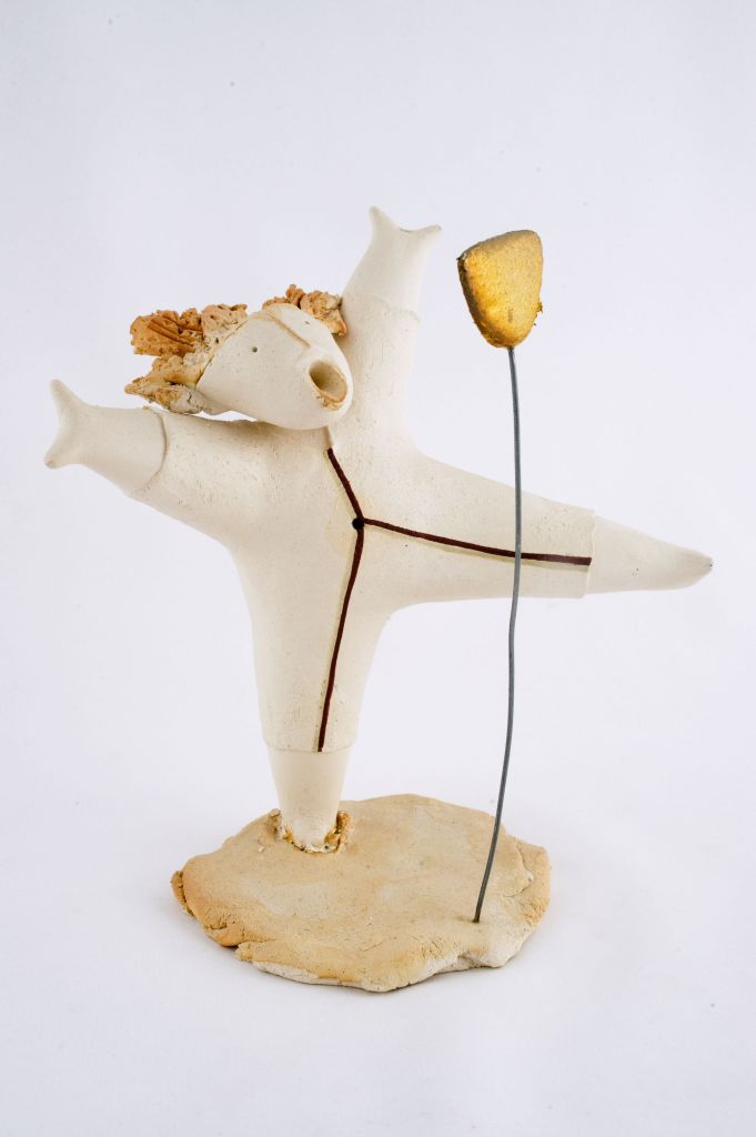 Pesi, uomo con microfono (fischietto, a fessura interna, strumenti musicali) di Fuga Mariano (ceramista) - laboratorio (2001)