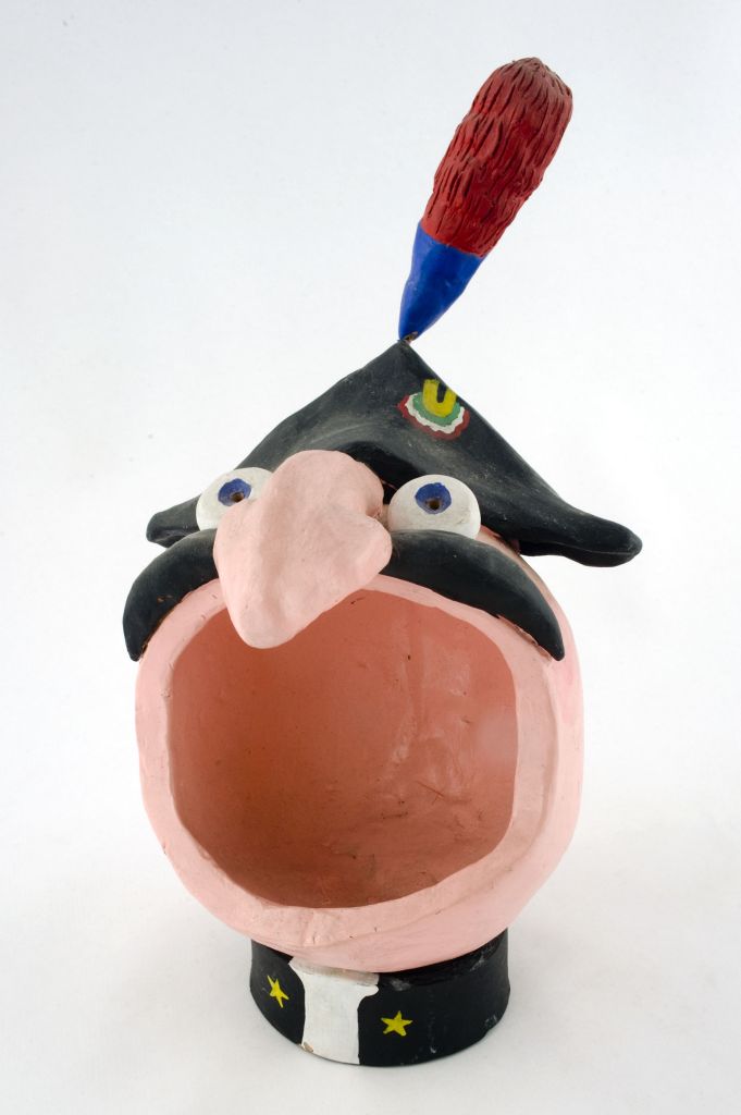 Potere costituito, volto di carabiniere (fischietto, a fessura interna, strumenti musicali) di Altieri Trifone - laboratorio (1989)