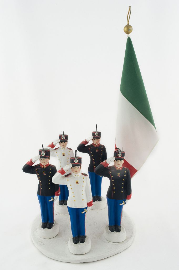 Cadetti Accademia di Modena, militari sugli attenti con bandiera italiana (fischietto, a fessura interna, strumenti musicali) di Modolese Teodoro - laboratorio (2008)