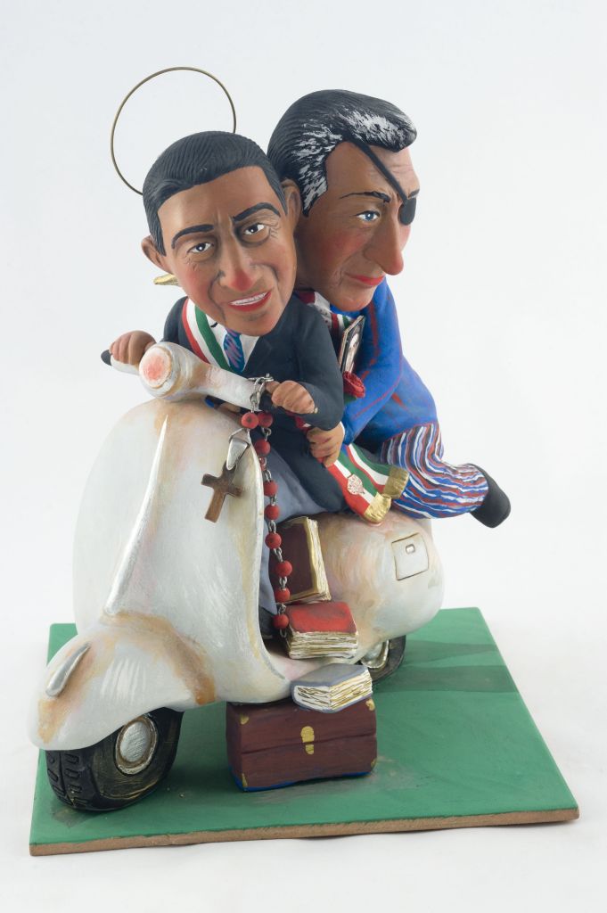 Attenti a quei due, uomini su motocicletta (fischietto, a fessura interna, strumenti musicali) di Leone Pietro - laboratorio (2004)