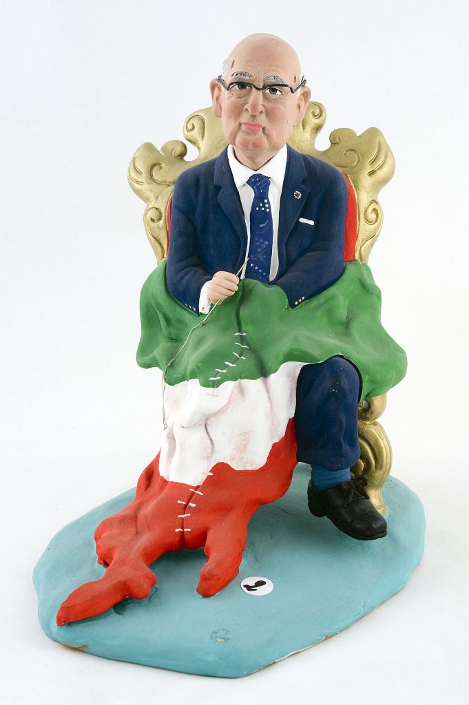 Made in Italy, uomo seduto che ricuce la bandiera italiana (fischietto, a fessura interna, strumenti musicali) di Leone Pietro - laboratorio (2007)