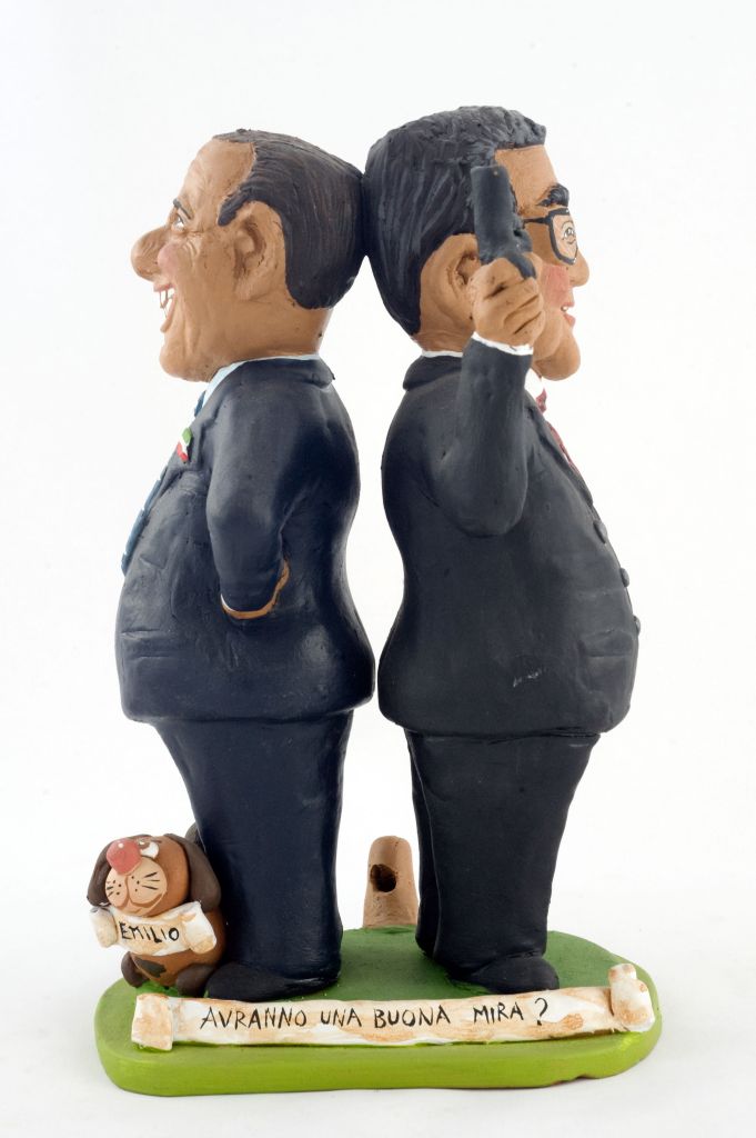 Scontro, due uomini di spalle (fischietto, a fessura interna, strumenti musicali) di Gallo Maria (ceramista) - laboratorio (2007)