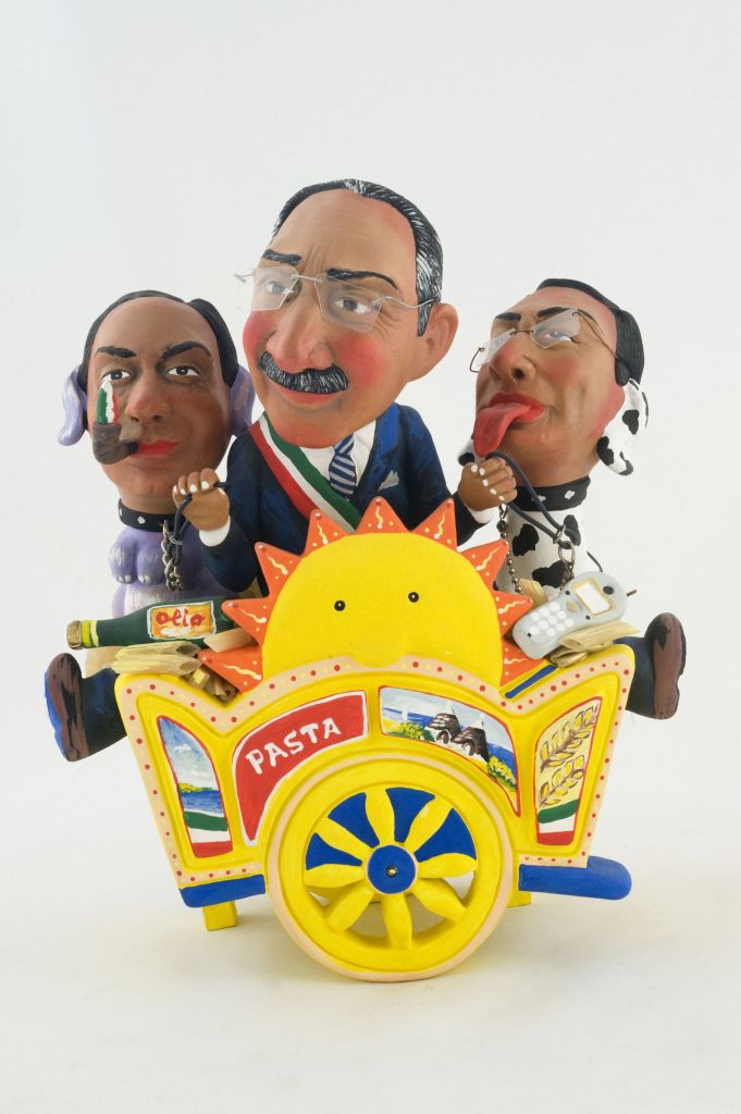 Le affinità elettorali, uomini su carro (fischietto, a fessura interna, strumenti musicali) di Leone Pietro - laboratorio (2004)