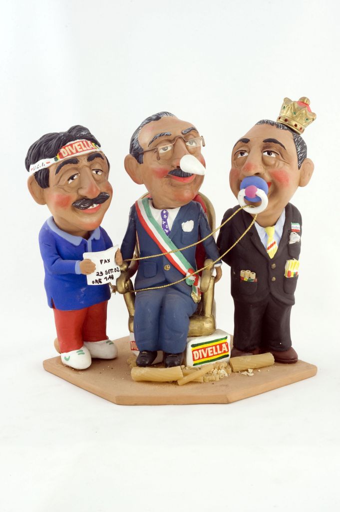 Senza parole, tre figure maschili buffe (fischietto, a fessura interna, strumenti musicali) di Leone Pietro (ceramista) - laboratorio (2002)