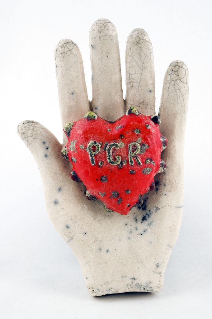 PGR (Per Grazia Ricevuta), mano con entro un cuore (fischietto, a fessura interna, strumenti musicali) di Budini Gianfranco (ceramista) - laboratorio (2003)