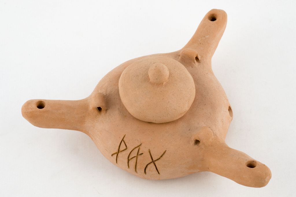 Lucerna di pace, lucerna (fischietto, a fessura interna, strumenti musicali) di Calì Aurora (ceramista) - laboratorio (2003)