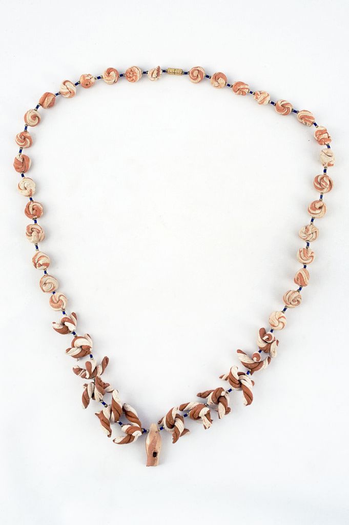 Collana di palline in terracotta mista, collana (fischietto, a fessura interna, strumenti musicali) di Diaferio Michele - laboratorio (1994)