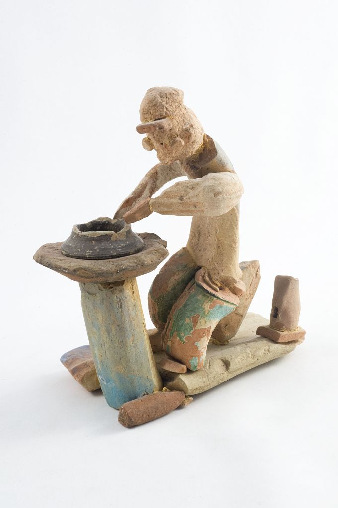 Figulo, uomo che lavora al tornio (fischietto, a fessura interna, strumenti musicali) di Valenzano Francesco (ceramista) - laboratorio (2005)