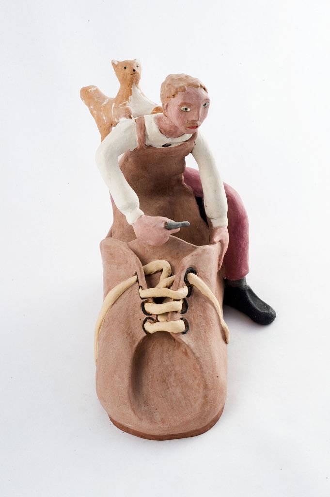 Il ciabattino, figura umana con scarpa (fischietto, a fessura interna, strumenti musicali) di Della Sala Laura (ceramista) - laboratorio (2005)