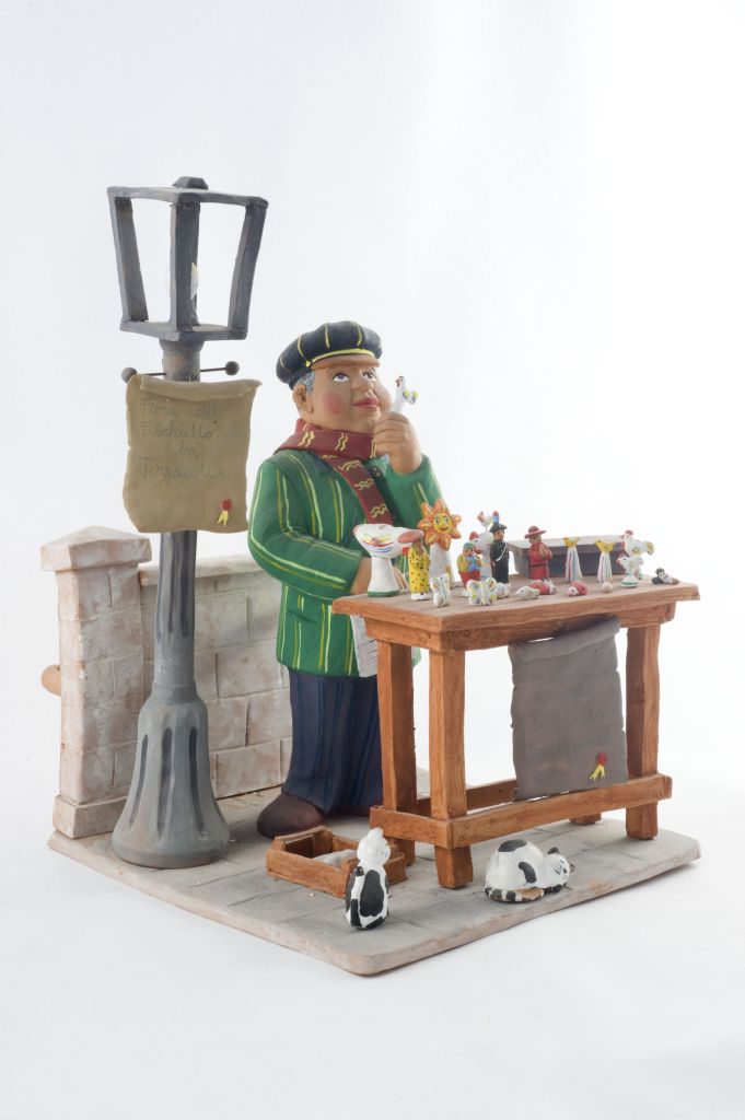 Venditore di fischietti, uomo che vende terrecotte (fischietto, a fessura interna, strumenti musicali) di Gara Giovanbattista - laboratorio (1995)