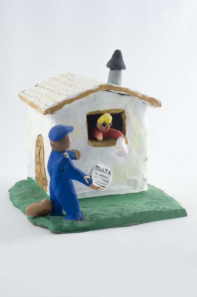 Raccolta indifferenziata. Si cambia il pelo ma non il vizio, donna con carabiniere (fischietto, a fessura interna, strumenti musicali) di Moccia Francesco - scuola (2011)