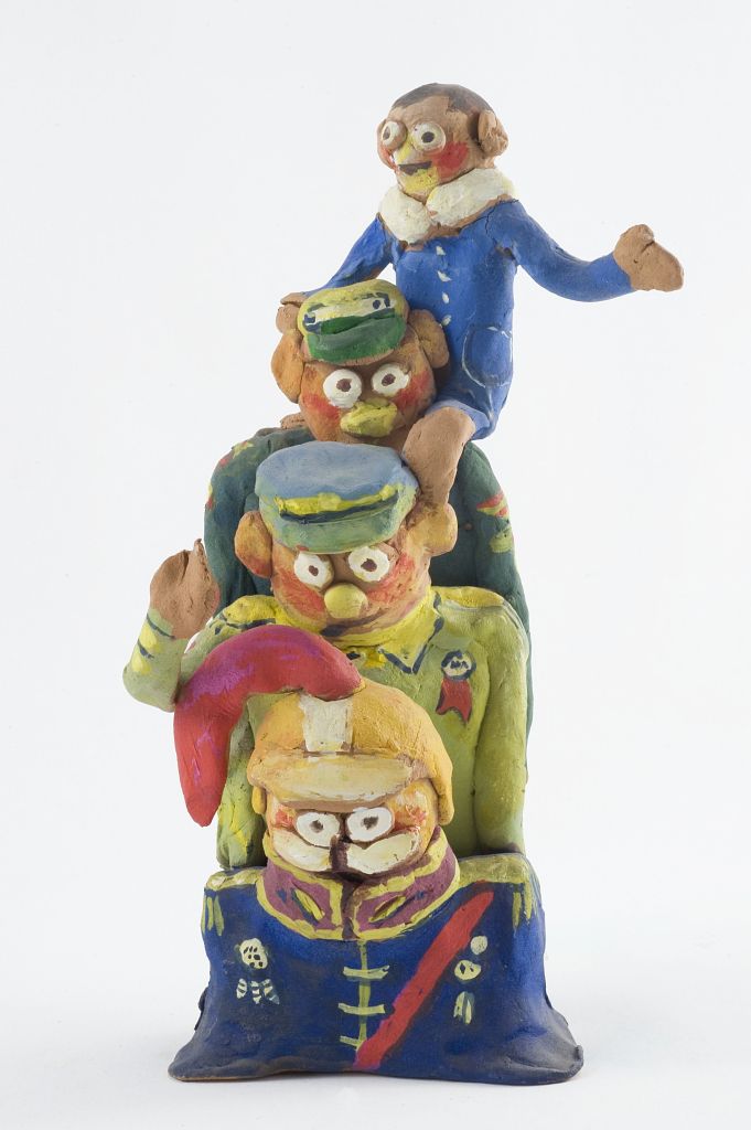 tre militari in divisa con bambino sopra le spalle (fischietto, a fessura interna, strumenti musicali) - produzione italiana (1989 post - 2015 ante)