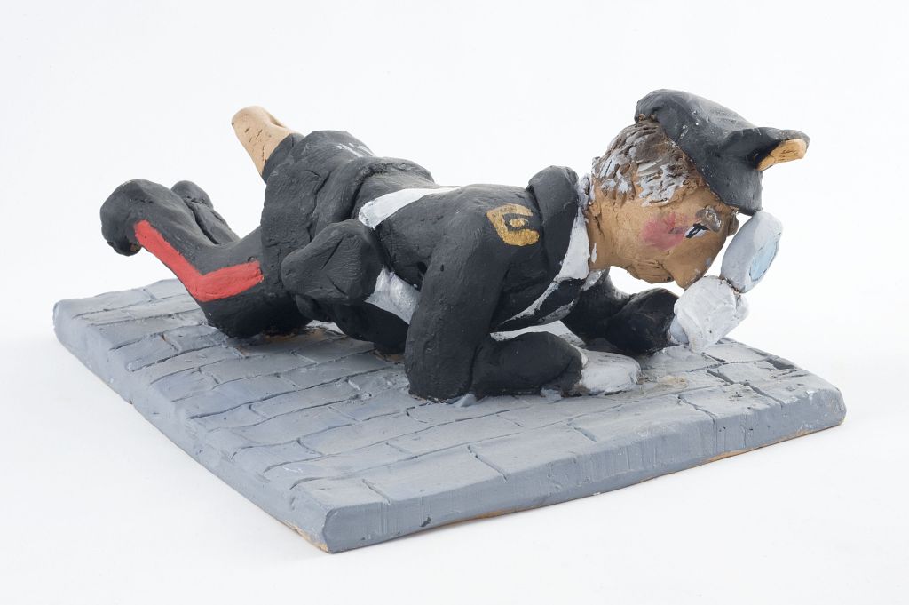 Ricerca tracce, carabiniere con lente di ingrandimento (fischietto, a fessura interna, strumenti musicali) di Loiotile Giuseppe, Campani Francesca - scuola, scuola (2008, 2008)