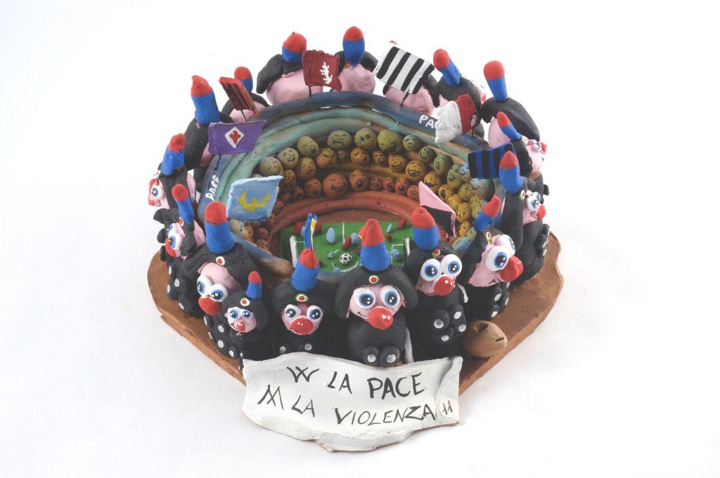 Viva la pace abbasso la violenza, struttura circolare con carabinieri (fischietto, a fessura interna, strumenti musicali) di Padrandolfo Arianna - scuola (2008)