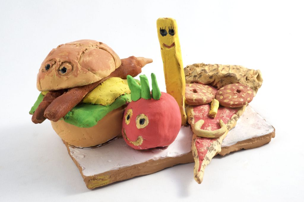 Le calorie, panino, trancio di pizza e altri alimenti con tratti umani (fischietto, a fessura interna, strumenti musicali) di Halilaga Ardit - scuola (2014)