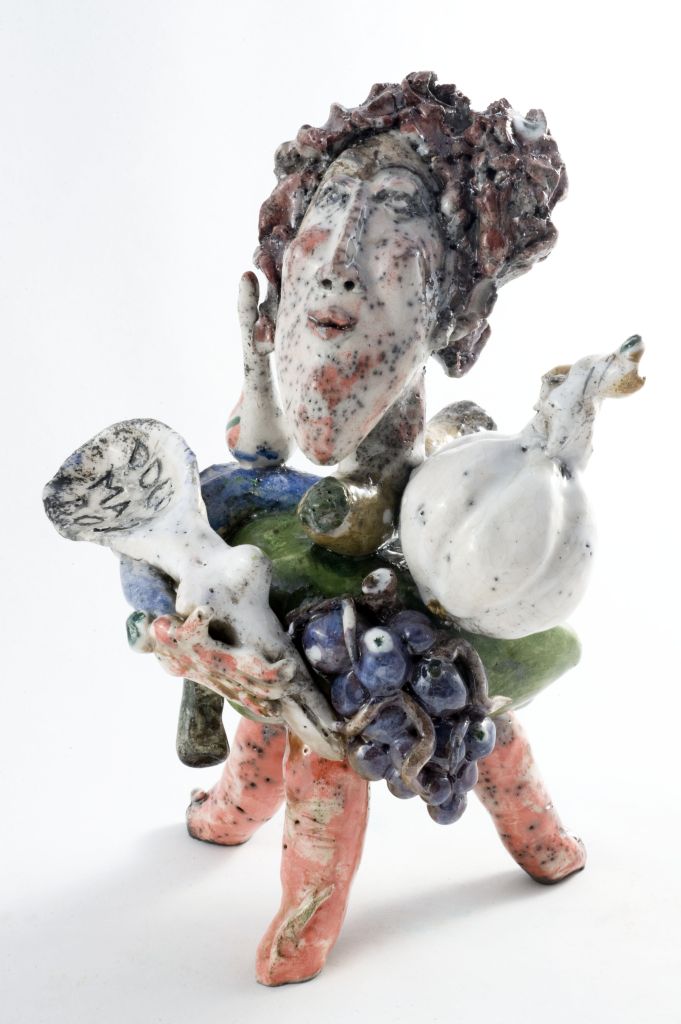 Poco ma bon, figura maschile con oggetti (fischietto, a fessura interna, strumenti musicali) di Scuro Luigi (ceramista) - laboratorio (2014)