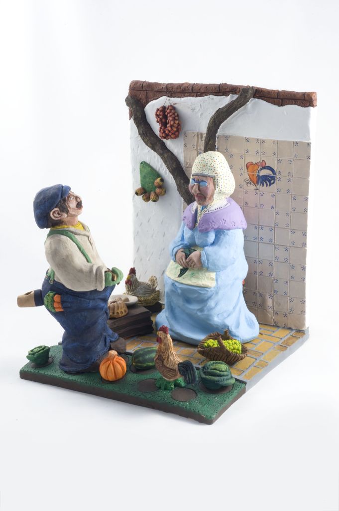 Bio forever, due figure all'interno di una cucina con alimenti e animali (fischietto, a fessura interna, strumenti musicali) di Cerri Marilyn (ceramista) - laboratorio (2014)