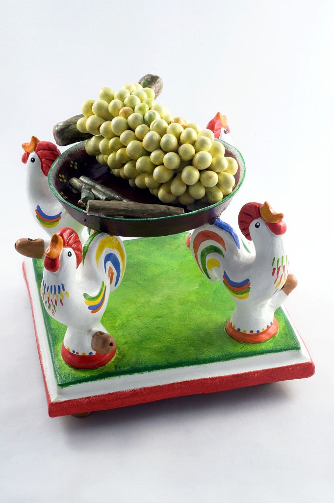 Nutrire il mondo "anche di pace e di uguaglianza", galli con piatto di uva (fischietto, a fessura interna, strumenti musicali) di Debellis Giuseppe - laboratorio (2014)