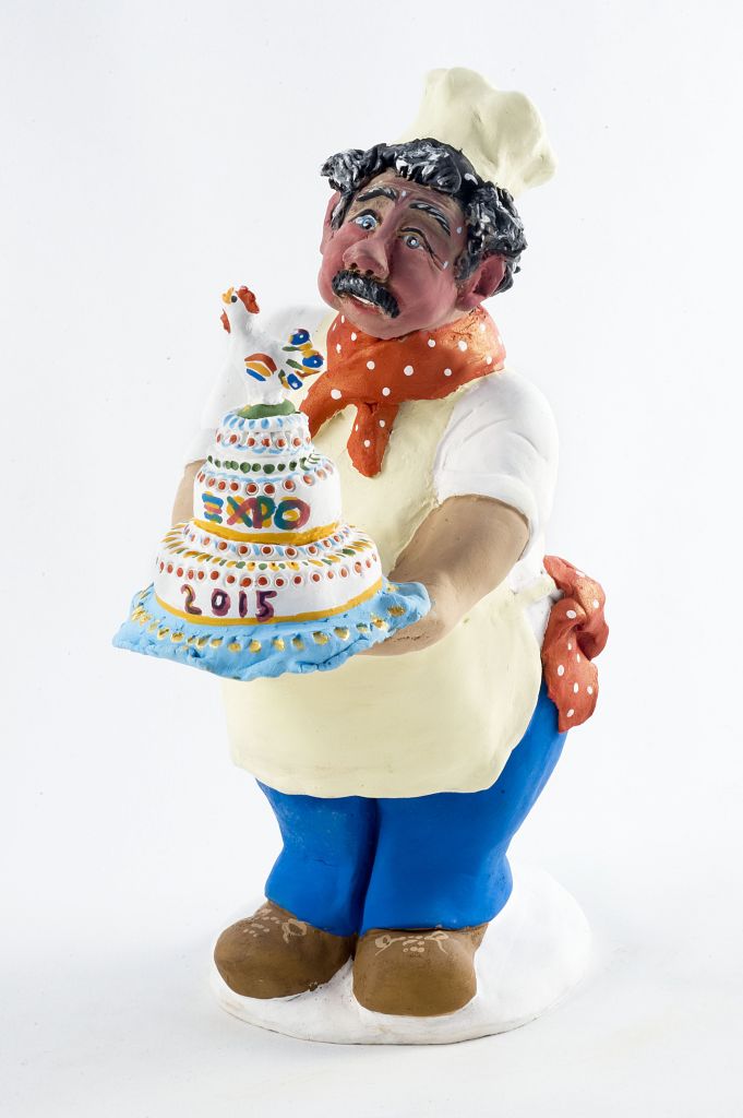 Expo 2015 "c’è un pezzo di torta" per tutti, uomo con torta e galletto (fischietto, a fessura interna, strumenti musicali) di Gasparro Vito Lorenzo (ceramista) - laboratorio (2014)