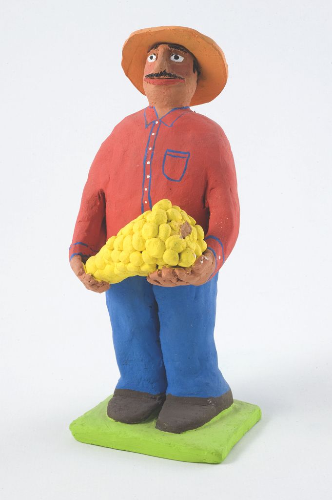 Il contadino, figura maschile con grappolo di uva in mano (fischietto, a fessura interna, strumenti musicali) di Amatulli Mario - scuola (1994)