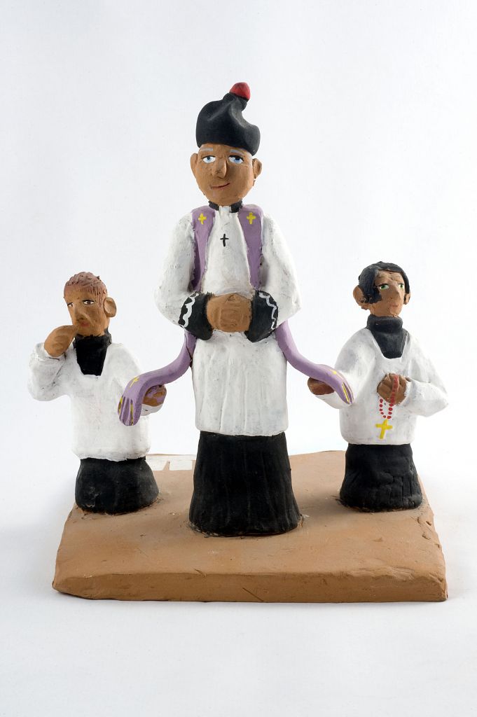 Monsignore di campagna, tre figure in abiti da cerimonia liturgica (fischietto, a fessura interna, strumenti musicali) di Gassi Vito - scuola (2003)