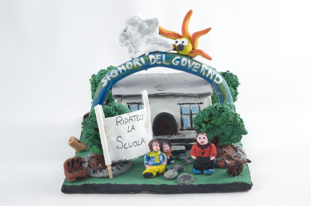 Signori del governo ridateci la scuola, figure con striscioni davanti una scuola (fischietto, a fessura interna, strumenti musicali) di Cinquepalmi Luca - scuola (2012)