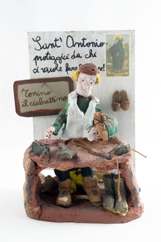 Tonein u' scarpair - Tonino il ciabattino, figura maschile dietro il tavolo di lavoro (fischietto, a fessura interna, strumenti musicali) di Di Gioia Francesco - scuola (2005)