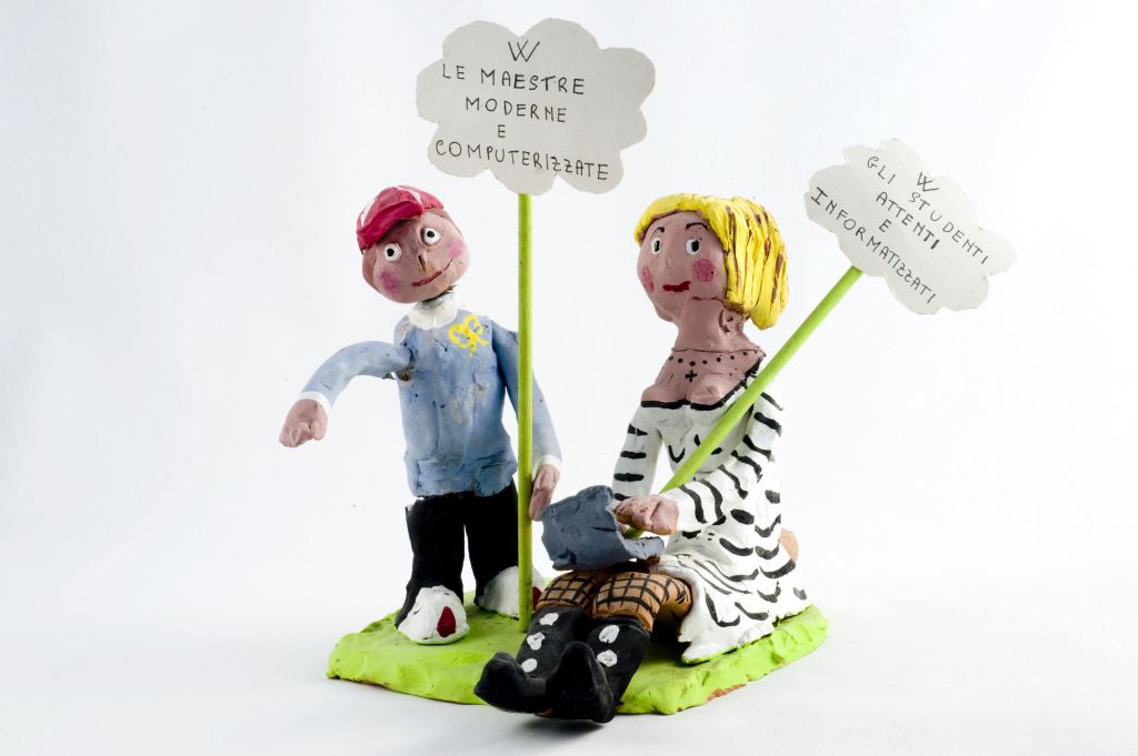 La scuola computerizzata, due figure su basa (fischietto, a fessura interna, strumenti musicali) di Verna Valeria, Ruospo Annachiara - scuola, scuola (2002, 2002)