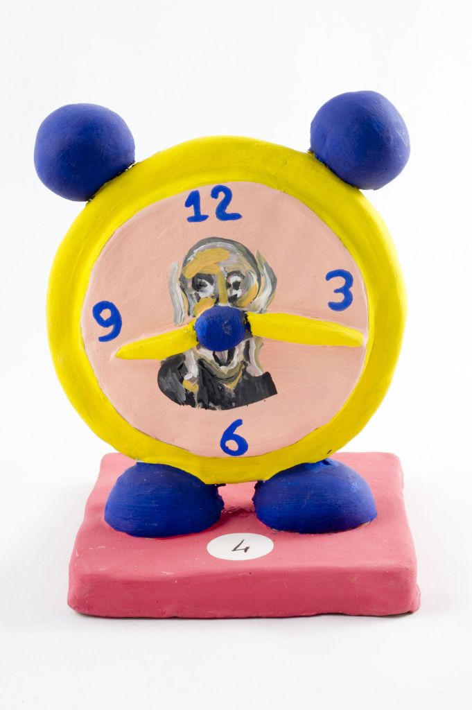 Svegliamoci dalla crisi, orologio a sveglia con figura umana (fischietto, a fessura interna, strumenti musicali) di Didonna Alessandra - scuola (2009)