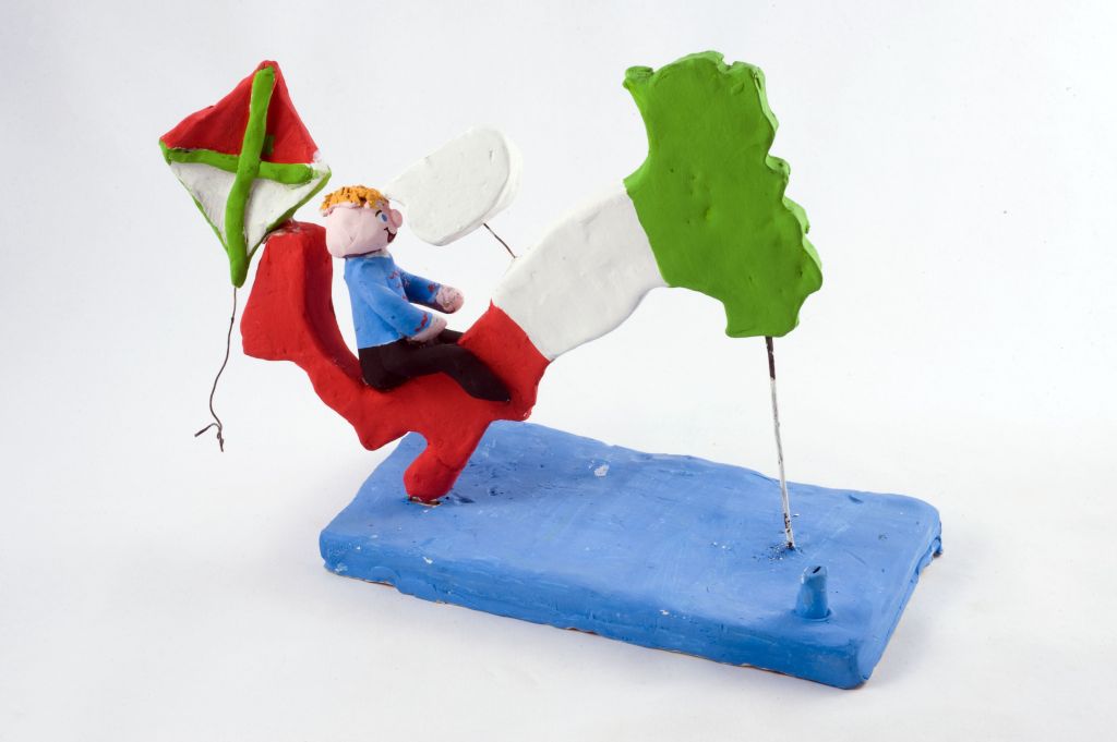 L'Italia è il nostro futuro, figura maschile sulla penisola italiana con aquilone (fischietto, a fessura interna, strumenti musicali) di Diciolla Donatella - scuola (2010)