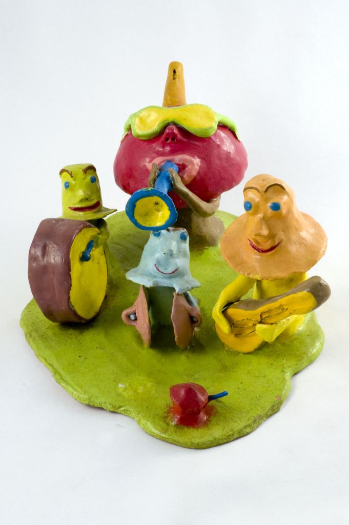 Tutti pazzi per i funghi, funghi con tratti umani e strumenti musicali (fischietto, a fessura interna, strumenti musicali) di Diomeda Lorenzo - scuola (2002)