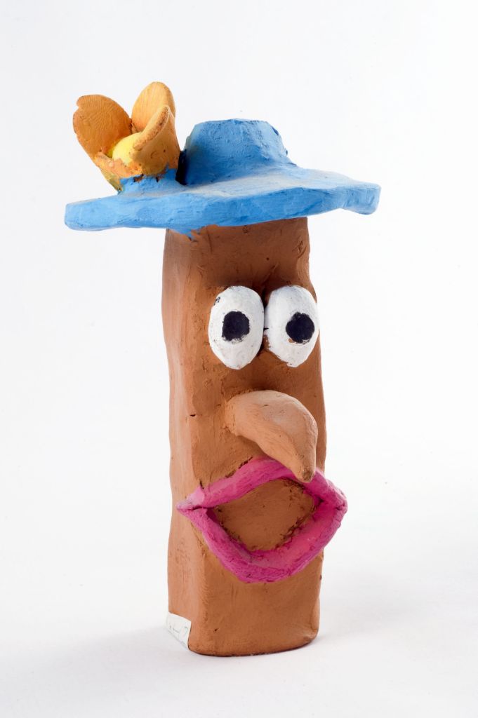 volto stilizzato con cappello e fiore (fischietto, a fessura interna, strumenti musicali) - scuola (1989 post - 2015 ante)