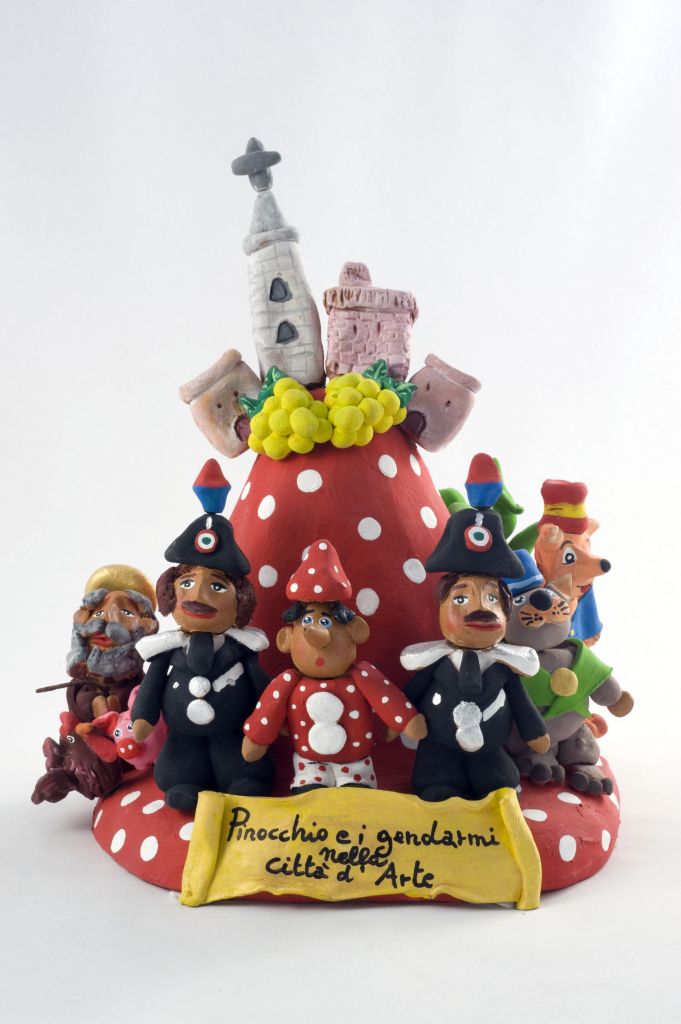 Pinocchio e i gendarmi nella città d'arte, cappello con abitazioni, figure umane e fantastiche (fischietto, a fessura interna, strumenti musicali) - laboratorio (2013)