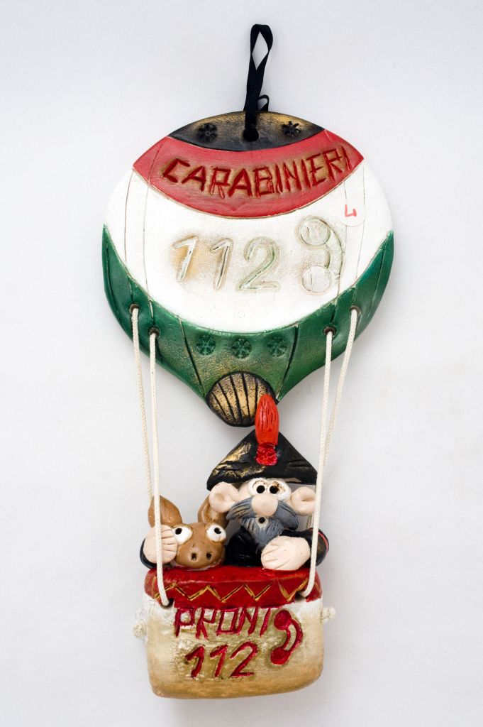 Volo per la pace, carabiniere su una mongolfiera (fischietto, a fessura interna, strumenti musicali) di Berzolari Sergio (ceramista) - laboratorio (2013)