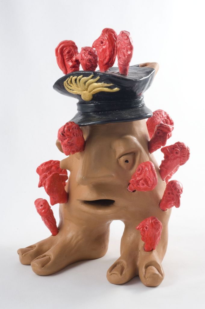 Il sacrificio di Salvo D'Acquisto, mano con volto umano e cappello da carabiniere (fischietto, a fessura interna, strumenti musicali) di Pileggi Gennaro - laboratorio (2013)
